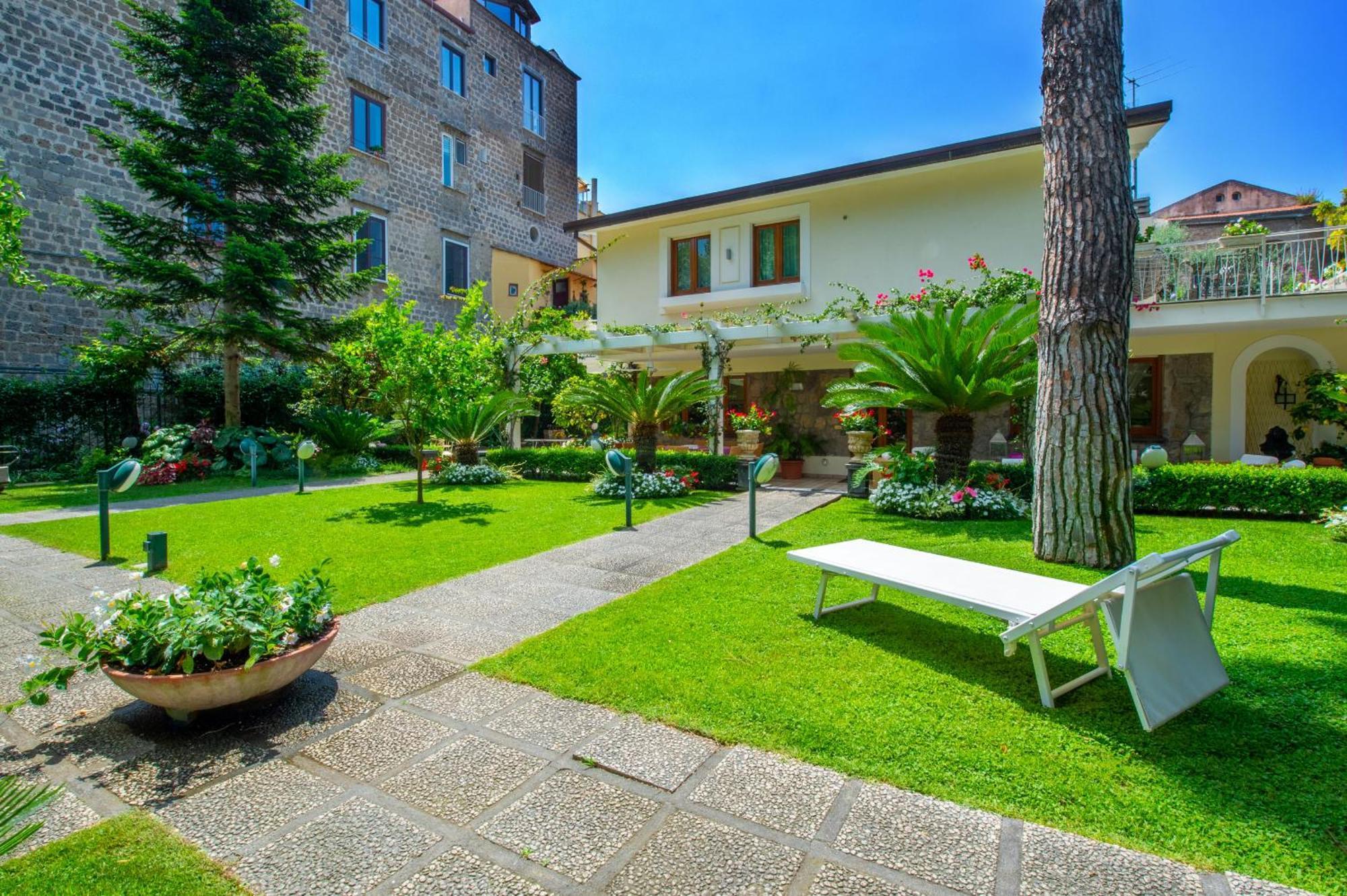 Sorrentovibes - Villa In Sorrento Center With Gardens And Outdoor Space ภายนอก รูปภาพ