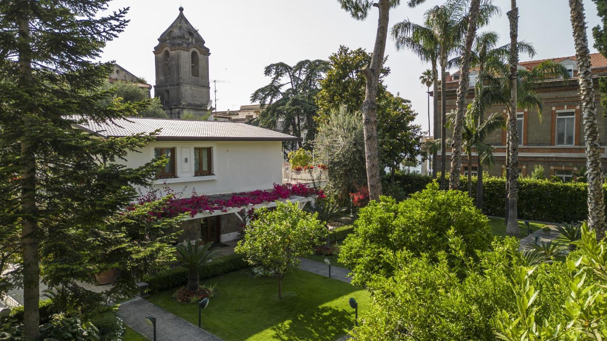 Sorrentovibes - Villa In Sorrento Center With Gardens And Outdoor Space ภายนอก รูปภาพ