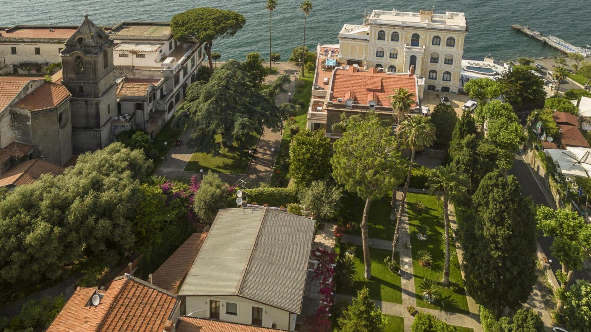 Sorrentovibes - Villa In Sorrento Center With Gardens And Outdoor Space ภายนอก รูปภาพ