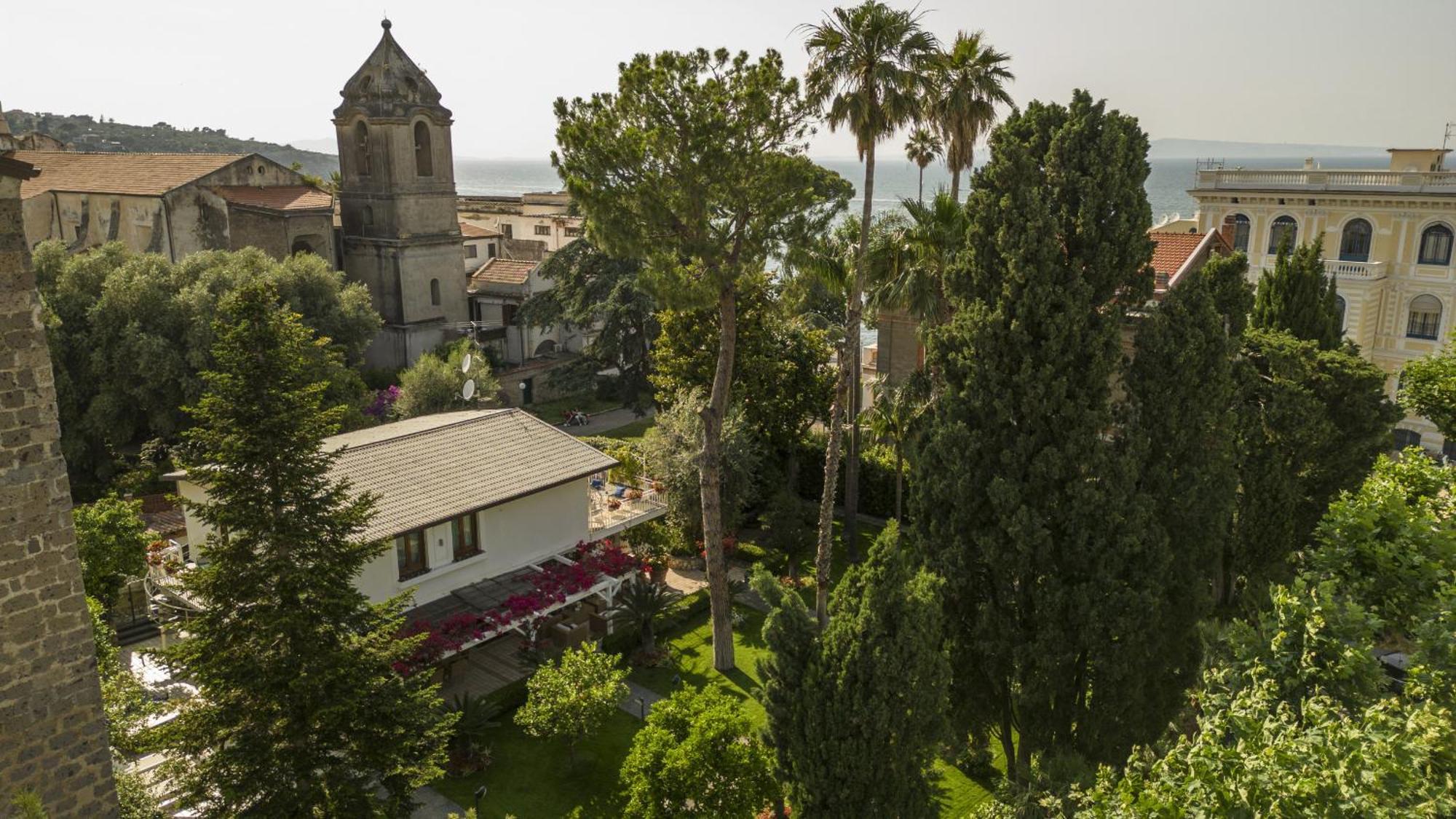 Sorrentovibes - Villa In Sorrento Center With Gardens And Outdoor Space ภายนอก รูปภาพ