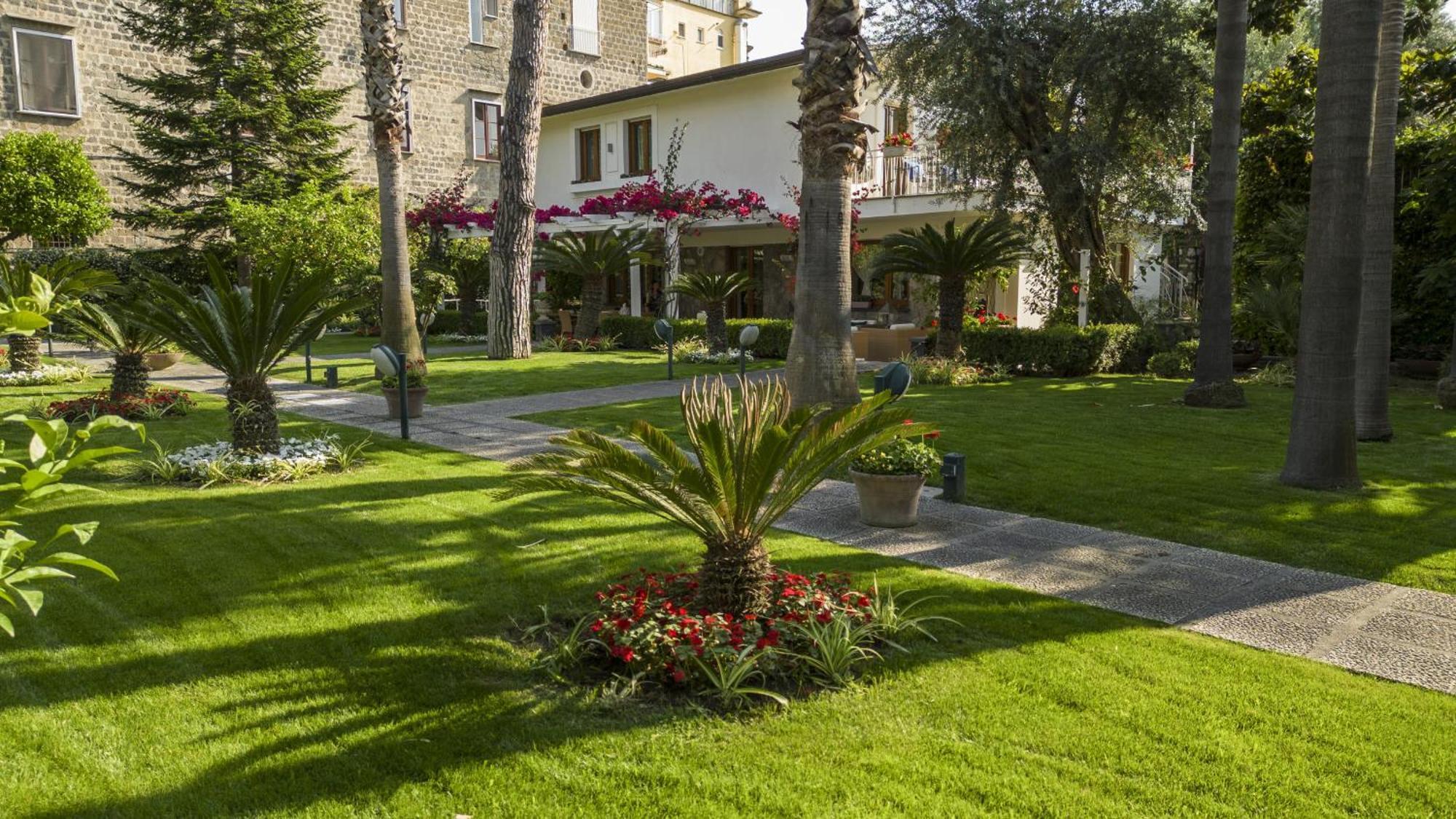 Sorrentovibes - Villa In Sorrento Center With Gardens And Outdoor Space ภายนอก รูปภาพ