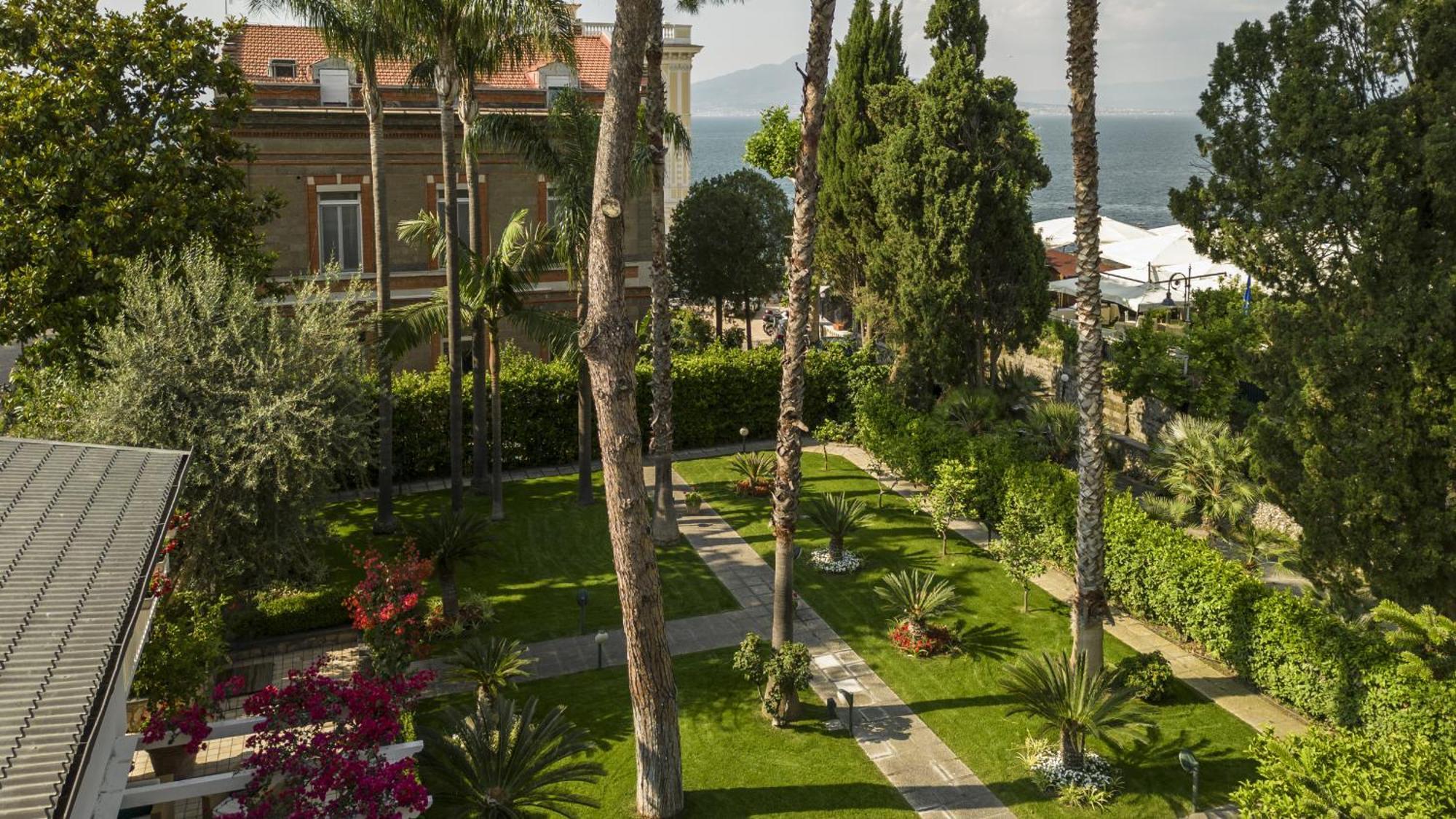 Sorrentovibes - Villa In Sorrento Center With Gardens And Outdoor Space ภายนอก รูปภาพ