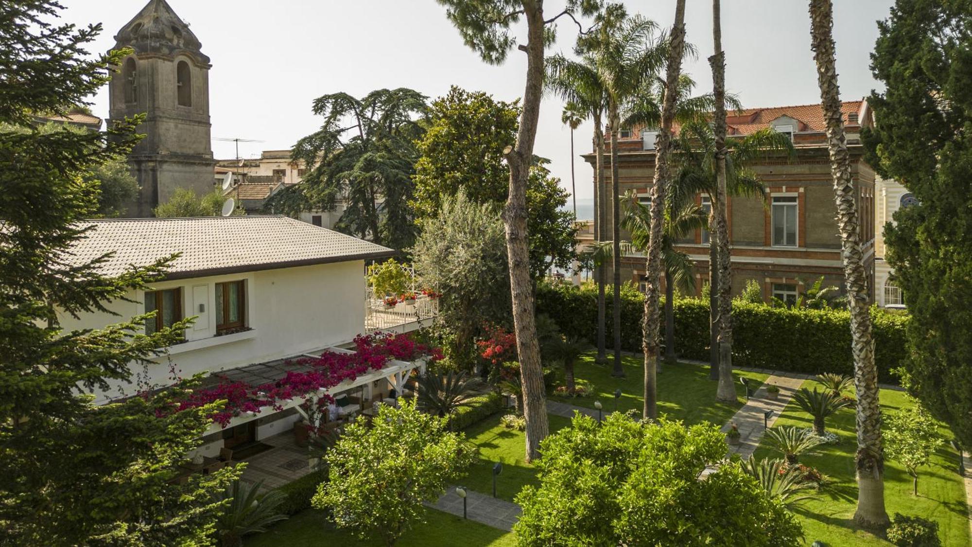 Sorrentovibes - Villa In Sorrento Center With Gardens And Outdoor Space ภายนอก รูปภาพ