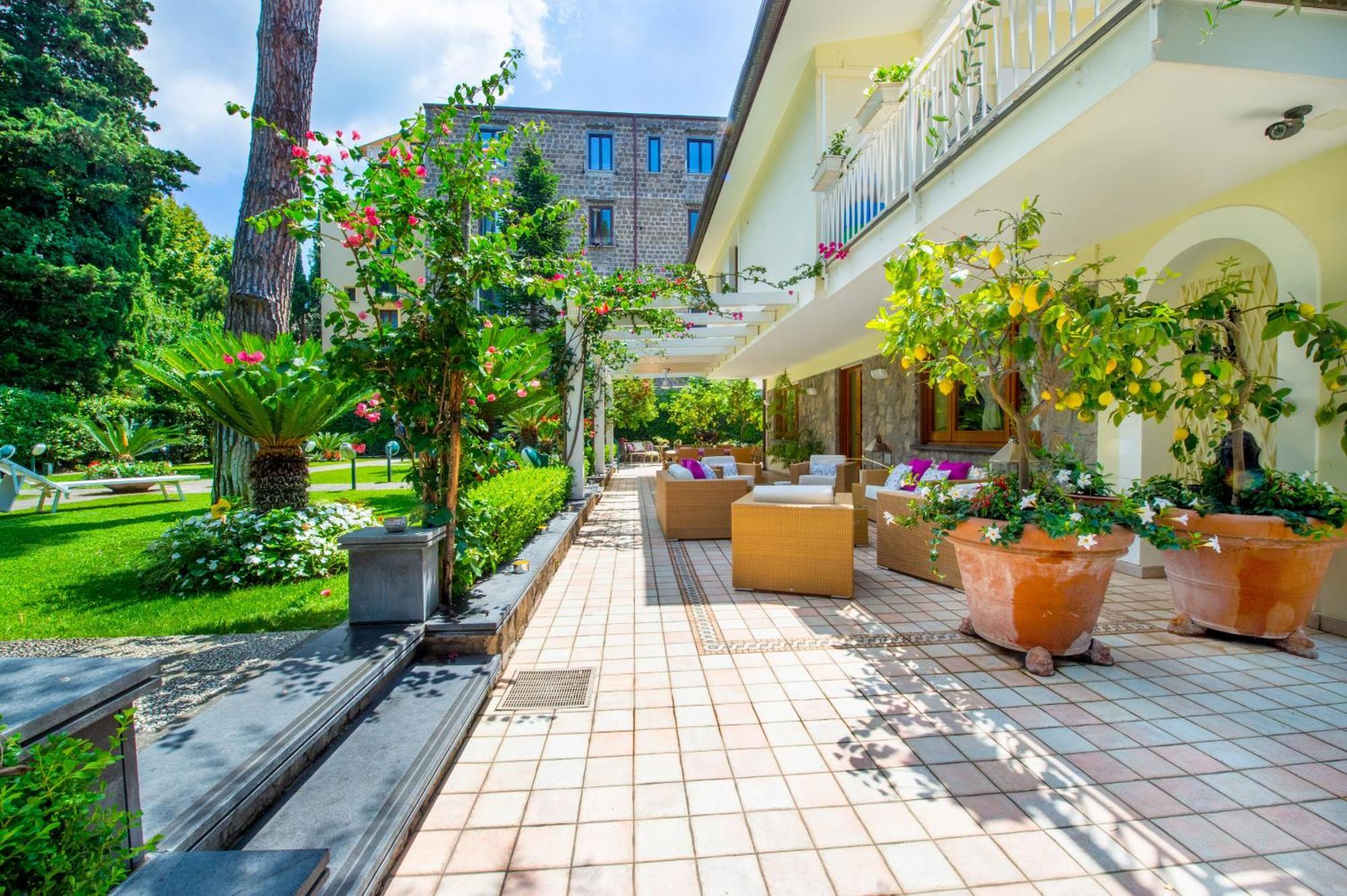 Sorrentovibes - Villa In Sorrento Center With Gardens And Outdoor Space ภายนอก รูปภาพ