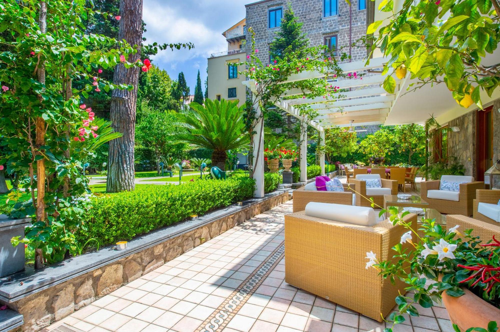 Sorrentovibes - Villa In Sorrento Center With Gardens And Outdoor Space ภายนอก รูปภาพ