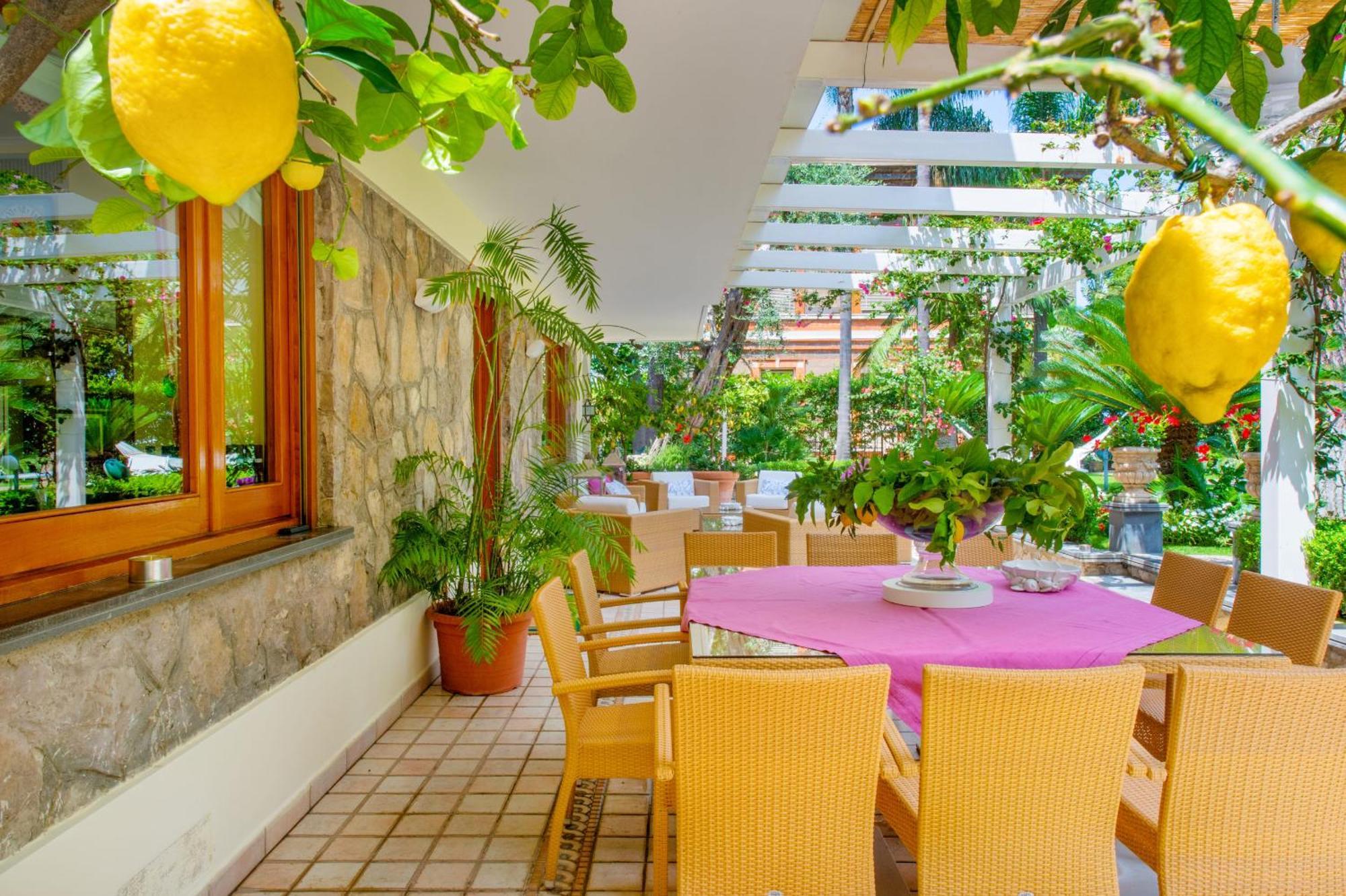 Sorrentovibes - Villa In Sorrento Center With Gardens And Outdoor Space ภายนอก รูปภาพ