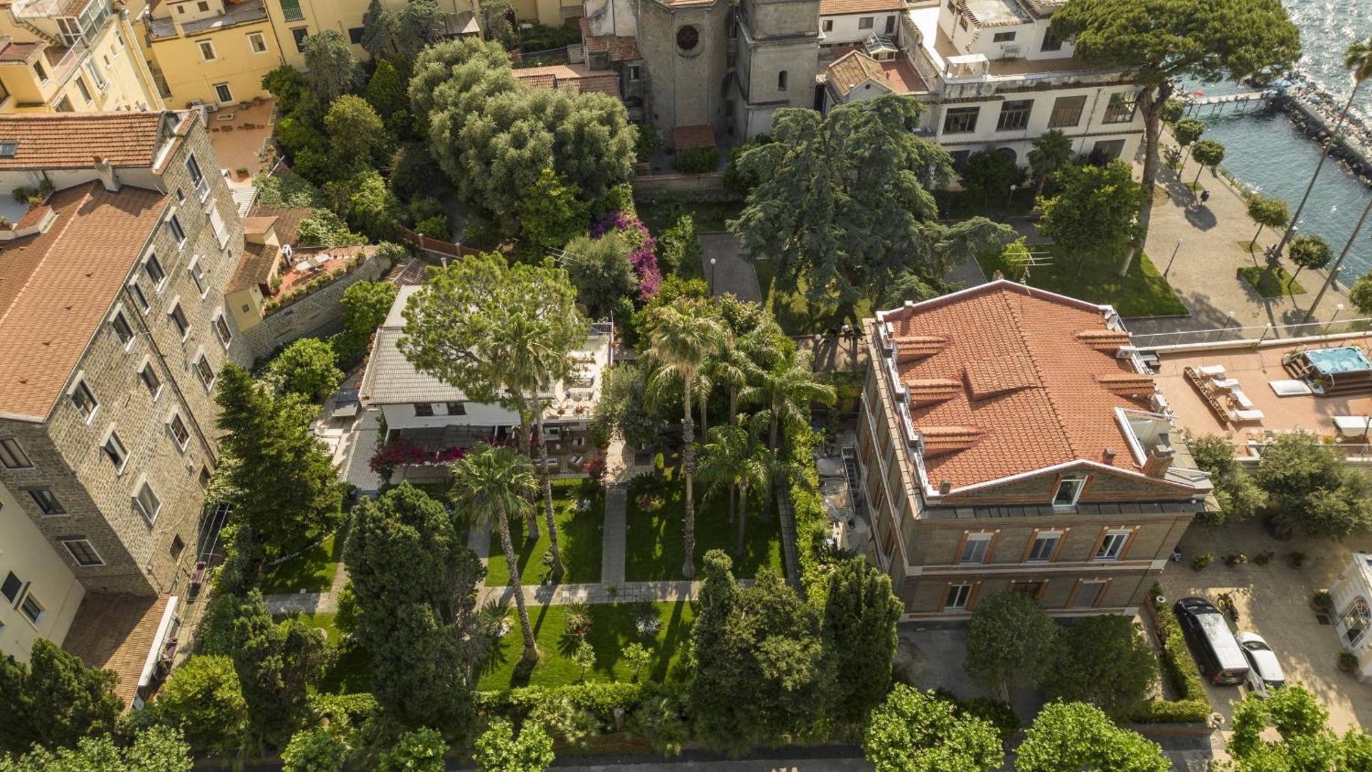 Sorrentovibes - Villa In Sorrento Center With Gardens And Outdoor Space ภายนอก รูปภาพ