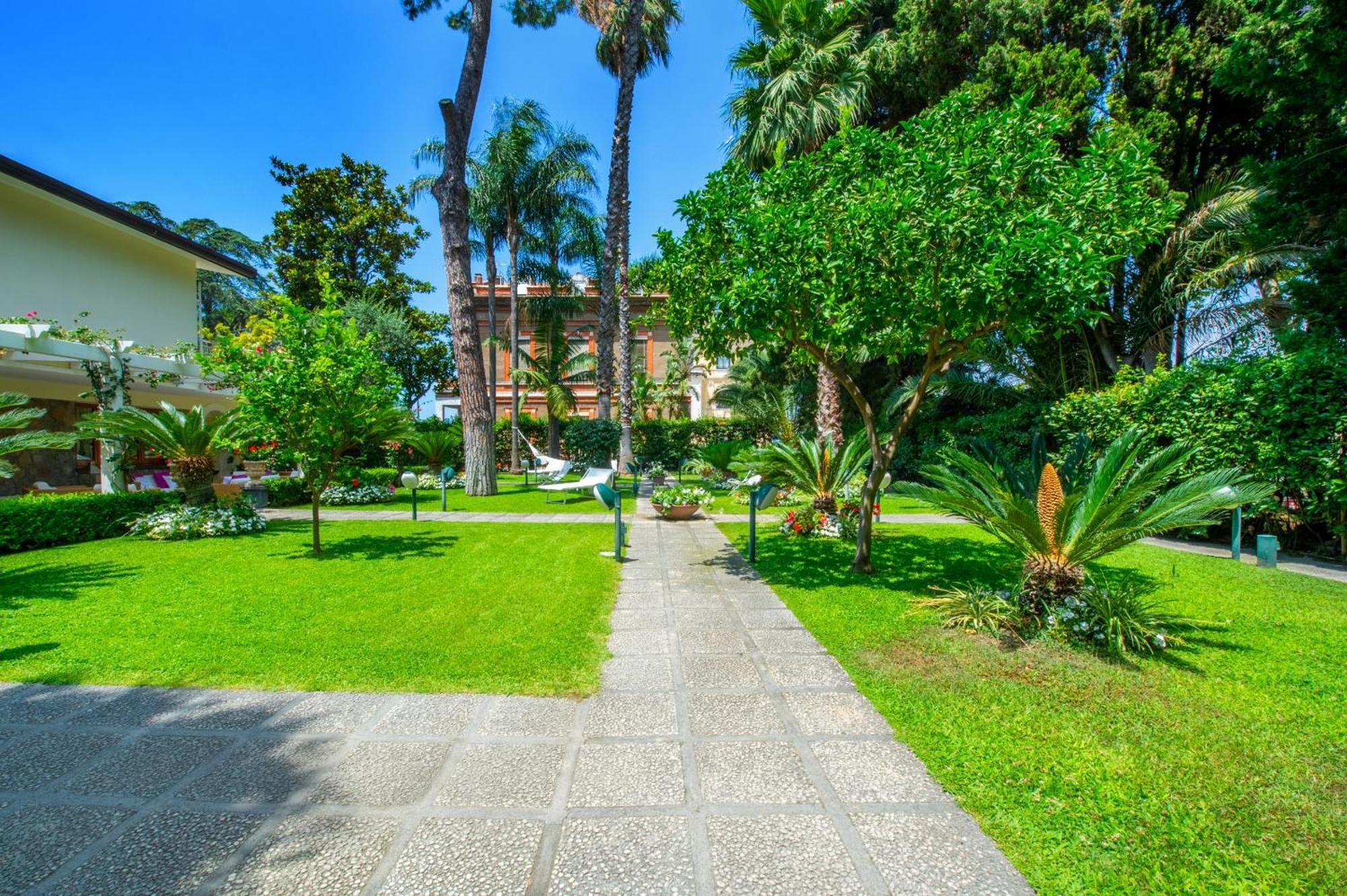 Sorrentovibes - Villa In Sorrento Center With Gardens And Outdoor Space ภายนอก รูปภาพ