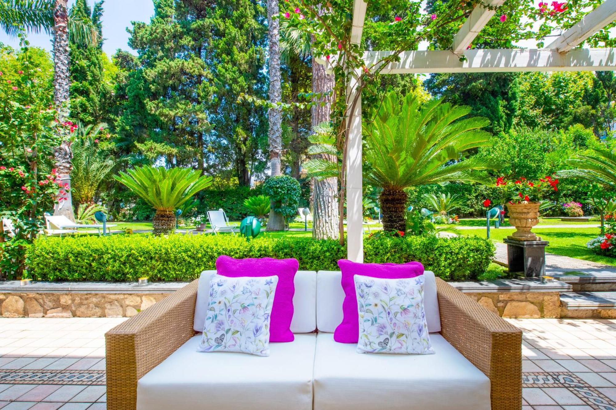 Sorrentovibes - Villa In Sorrento Center With Gardens And Outdoor Space ภายนอก รูปภาพ