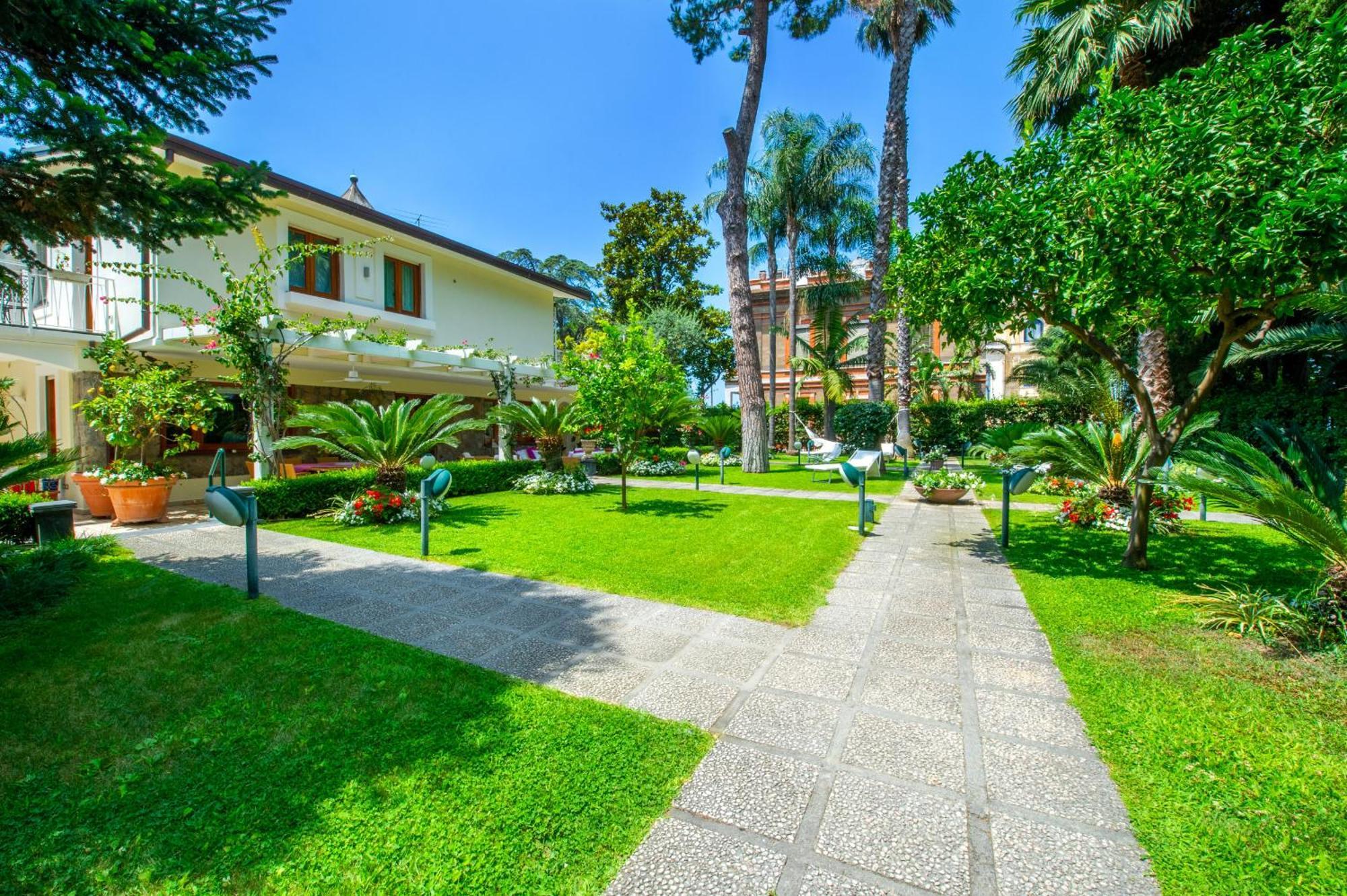 Sorrentovibes - Villa In Sorrento Center With Gardens And Outdoor Space ภายนอก รูปภาพ